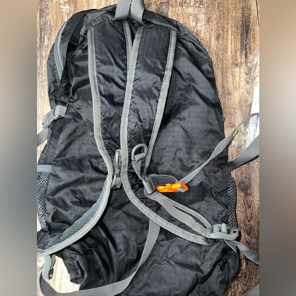 New venture pal backpack & vaktrax walk shoe covers size small - Picture 3 of 5